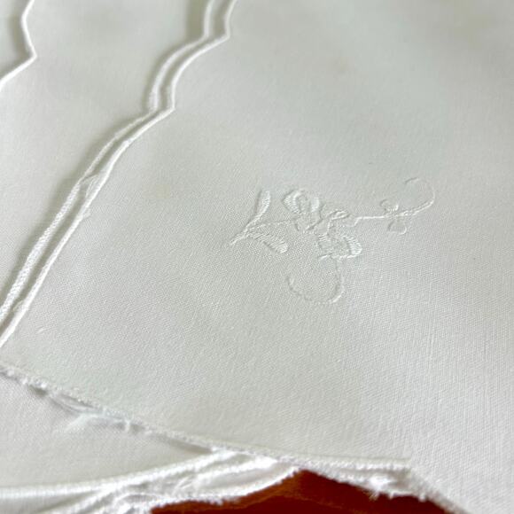 Vintage White Embroidered Cloth Napkins Set of 4 with Scalloped Edges - Picture 6 of 11